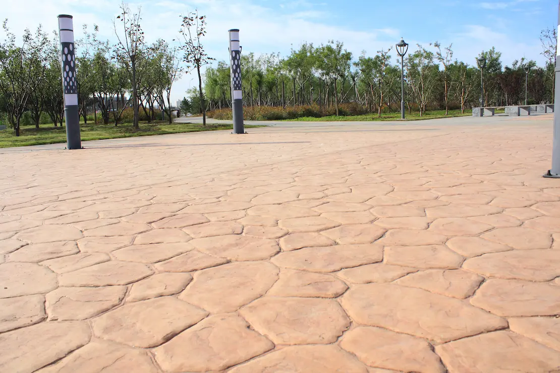 Zona de relajación de una universidad con pavimento de hormigón impreso Zona de relajación de una universidad con pavimento de hormigón impreso