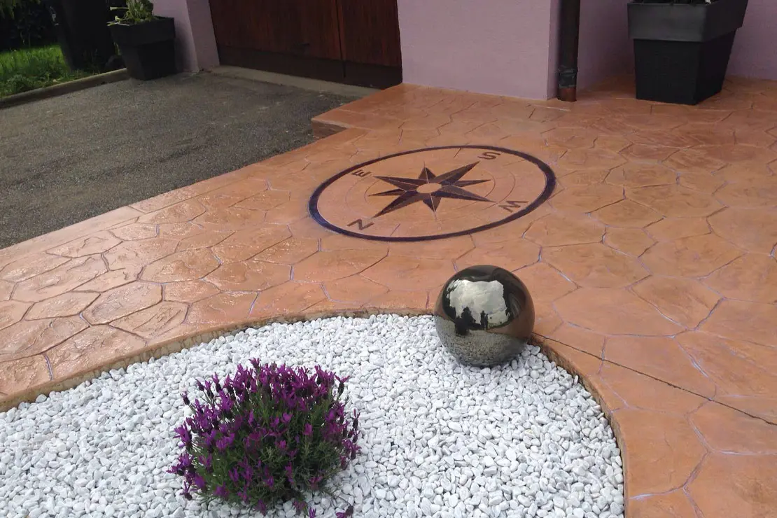 Brújula de hormigón impreso en el piso de una residencia Brújula de hormigón impreso en el piso de una residencia
