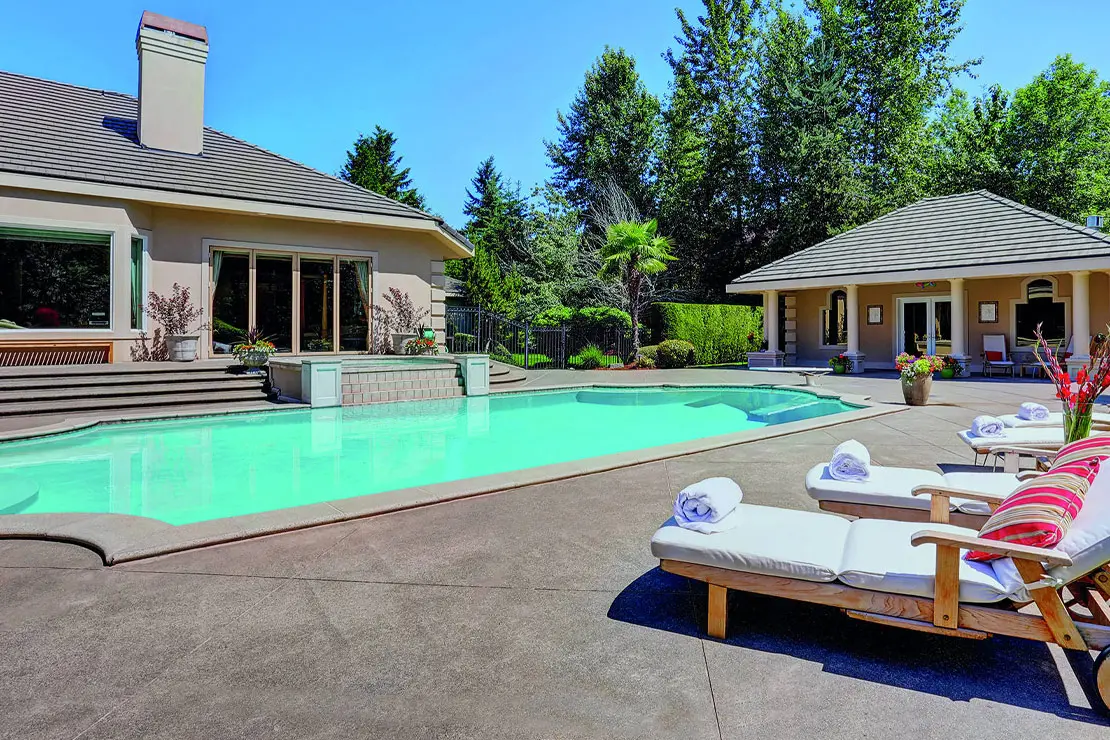 Casa con impresionante piscina revestida con hormigón impreso. Casa con impresionante piscina revestida con hormigón impreso.